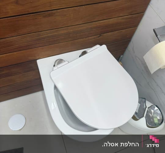 אסלה לבנה עם מכסה בחדר אמבטיה מודרני